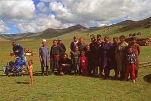 La famille mongole, Béatrice et son vélo devant les yourtes. 28 juillet 1994.