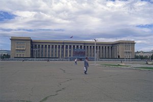 Le Parlement de Mongolie à Oulan Bator. 19 juillet 1994.