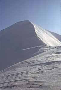 Le sommet d'Helvetiafjellet depuis Adventdalen. 4 mai 1980.