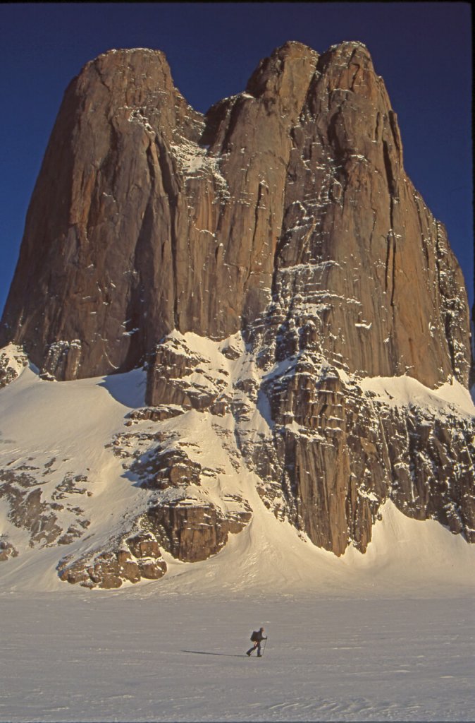 Paule au pied du versant nord du Mont Asgard. 30 avril 2002.