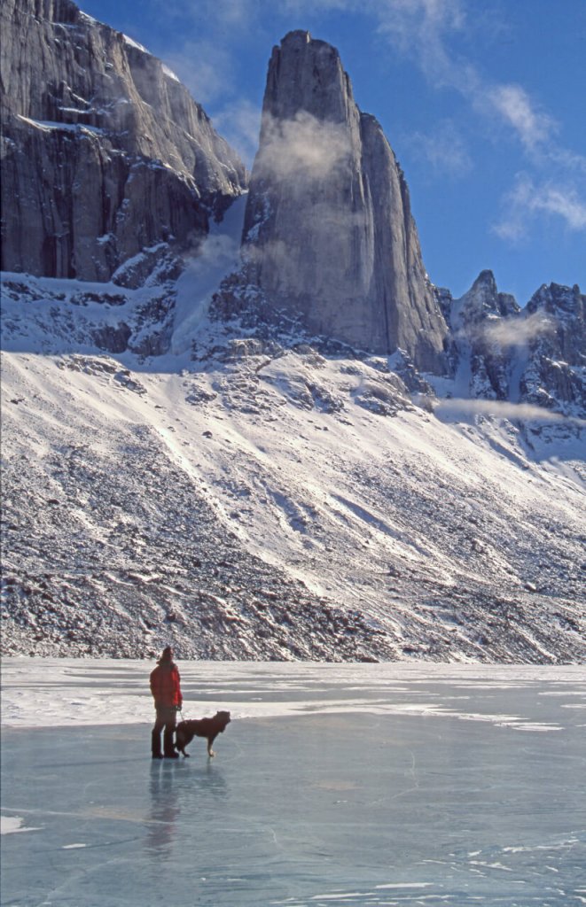 Marc G. et la chienne Muguarri sur la glace de Stewart Valley. 1ér mai 2003.