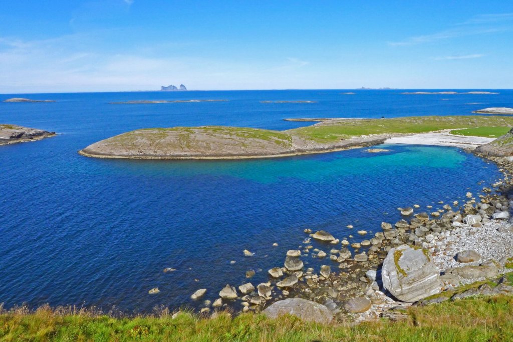 La côte nord de l'île de Lovund le 20 août 2015.