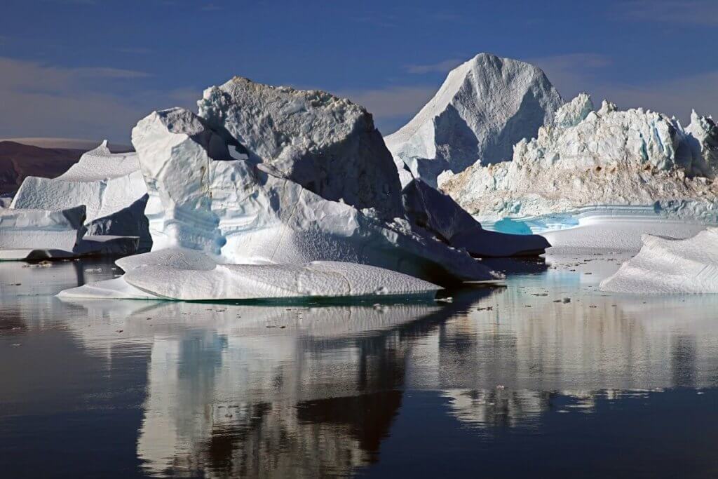 Tour de l'île de Milne - Icebergs dans le détroit de l'Ile Rouge le 11 août 2010.