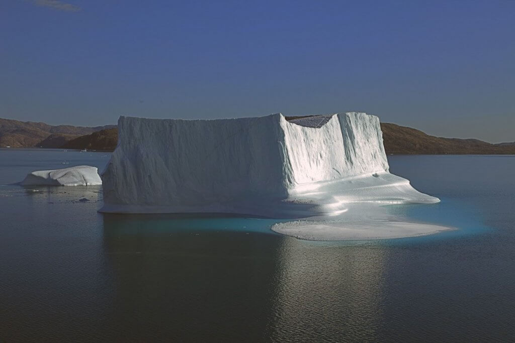 Iceberg devant le camp 19, au fond les îles de Bjorneoer - 30 août 2010.
