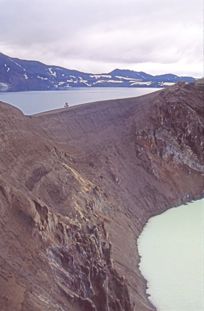 Béatrice pédale entre la caldera d'Askja (en haut) et le lac Viti (en bas)