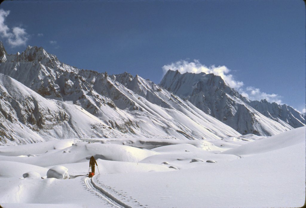 Montée du glacier d'Hispar. Avril 1987.