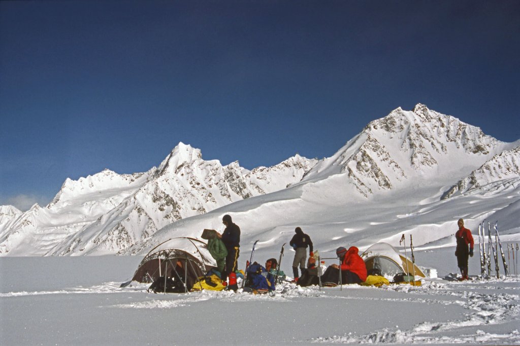 Camp sur le glacier de Nobande Sobande. Avril 1990.