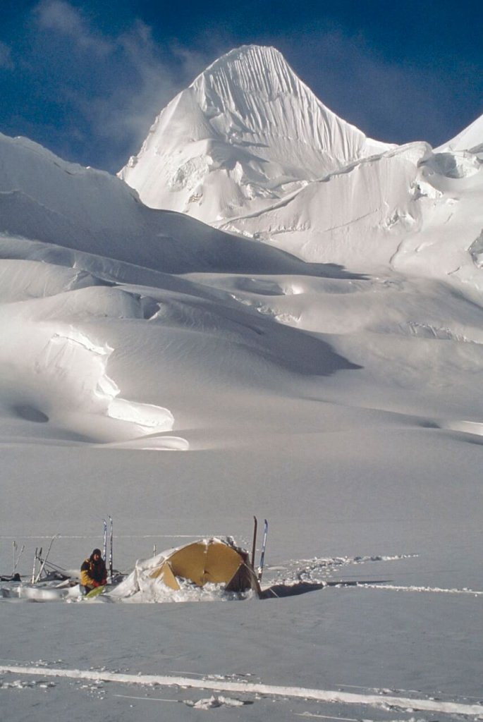 Camp sur le glacier de Nobande Sobande. Au fond, le sommet du Biacherahi. Avril 1990.