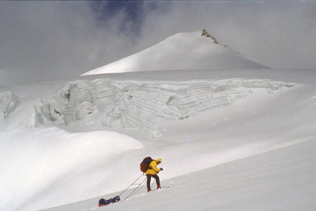 Marc arrive au sommet du col ouest de Mustagh. Avril 1990.