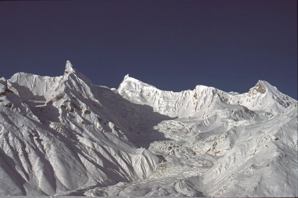 Sommets glaciaires sans nom sur le rive droite du glacier de Biafo. Avril 1990.