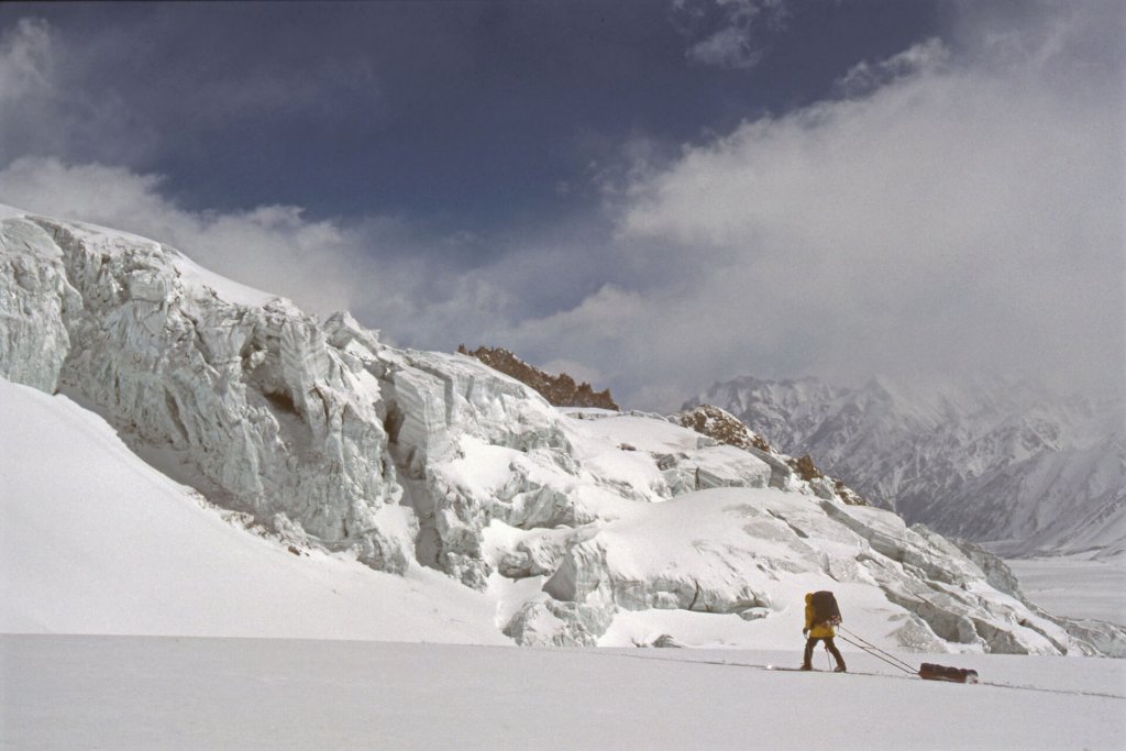 Descente du glacier de Sarpo Laggo. Avril 1990.
