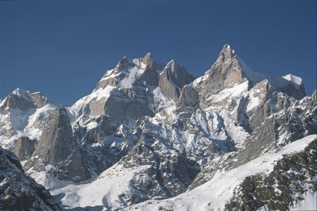 Le massif du Baintha (Ogre, 7285m) domine la rive gauche du glacier de Biafo. Avril 1990.