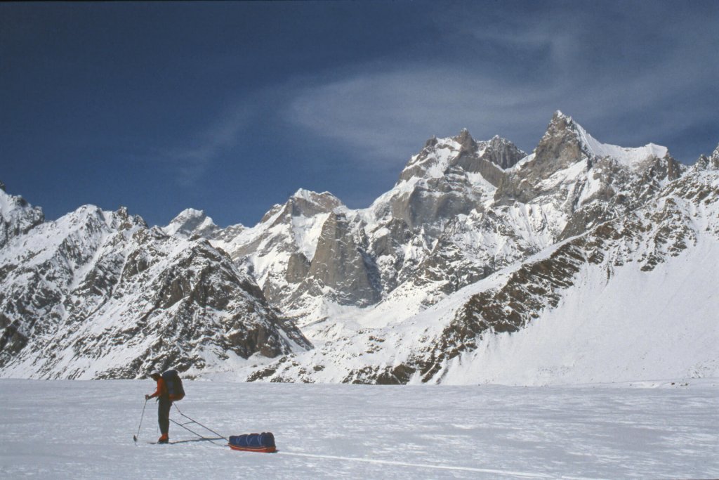 Montée sur le glacier de Biafo. Au fond le massif de l'Ogre (7285m). Avril 1990.