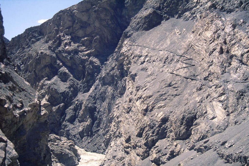 Des gorges sauvages, des sentiers vertigineux. Vallée de Shimshal. 15 juillet 1995.