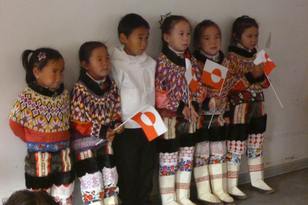Les enfants du village de Nussuaq en costume traditionnel avec le drapeau groenlandais le jour de la rentrée des classes - 10 août 2012. 