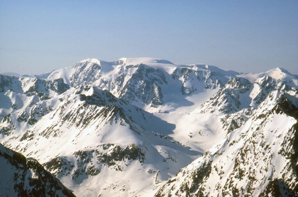 Vue depuis le sommet de l'Istind. A G, le plateau du Jiekkevarri et à D, le Fugldalsfjellet. 18 avril 1989.
