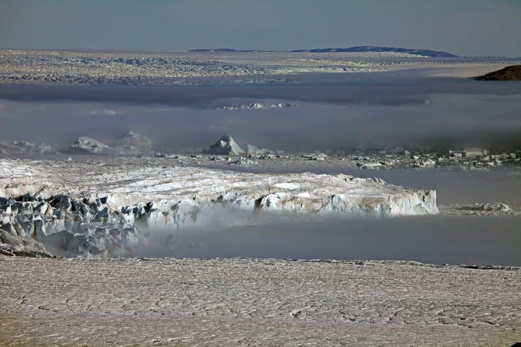 Le front du glacier Steenstrup sort de la brume. La largeur du glacier atteint 35km. 7 août 2014.