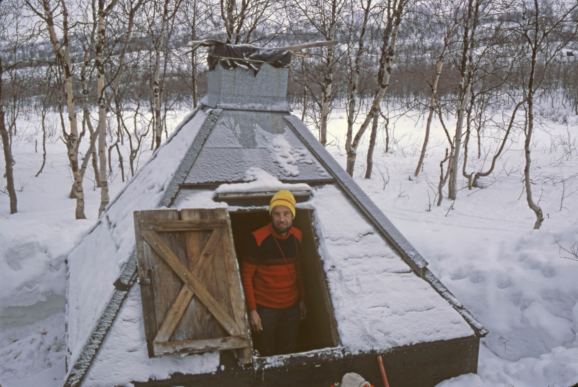 Marc devant une kota lapone près de Tielma. 24 mars 1979.