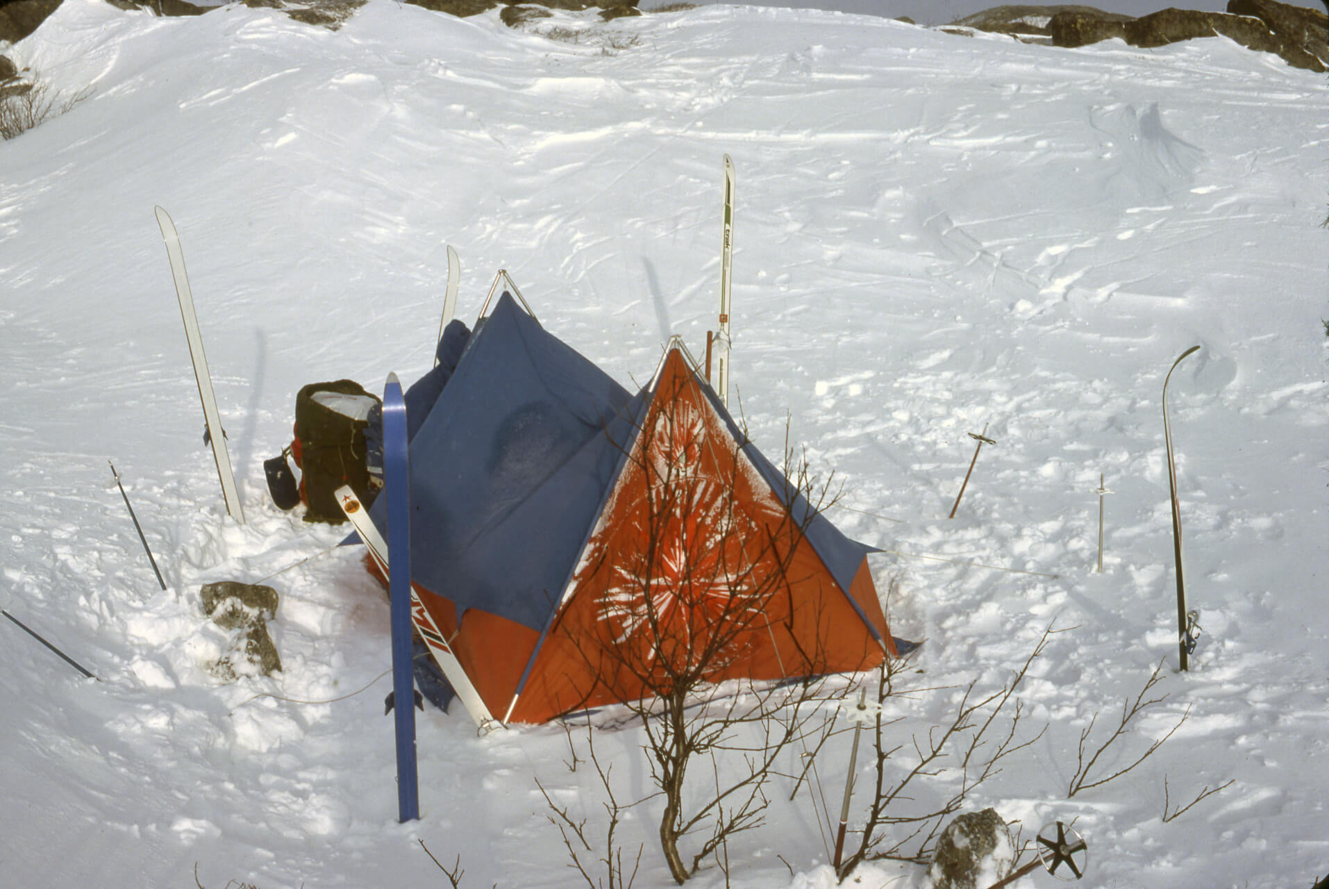 Camp près du lac de Pierik. Tente canadienne, pas de pulka, skis de 2,10m. 26 mars 1979.
