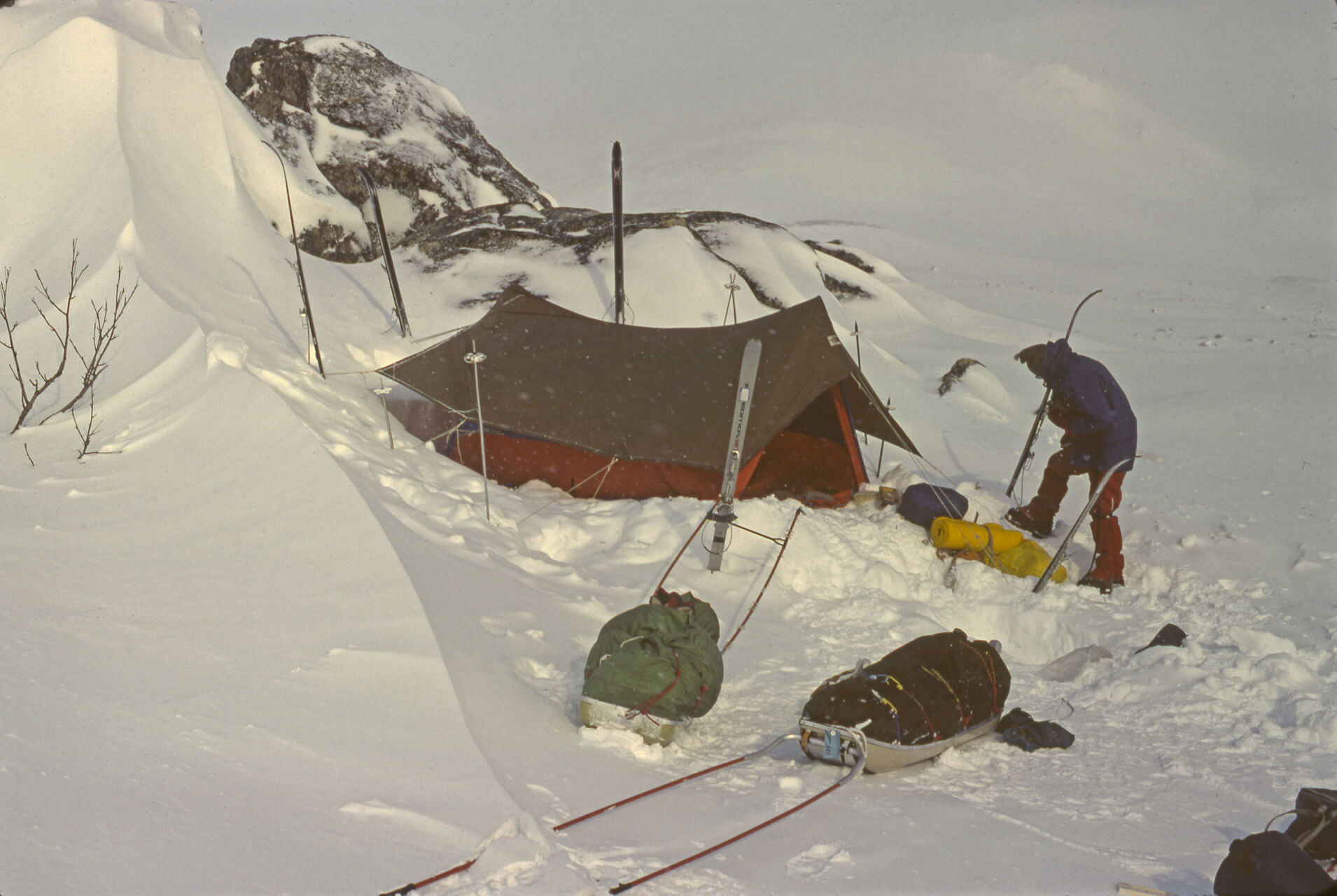 Camp avec pulka près du lac d'Akka. Dernière année des tentes canadiennes inversées. 22 avril 1981