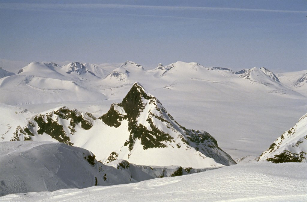 Vue depuis le sommet du Partetjakka sur le plateau de Luottolako. 14 avril 1993.