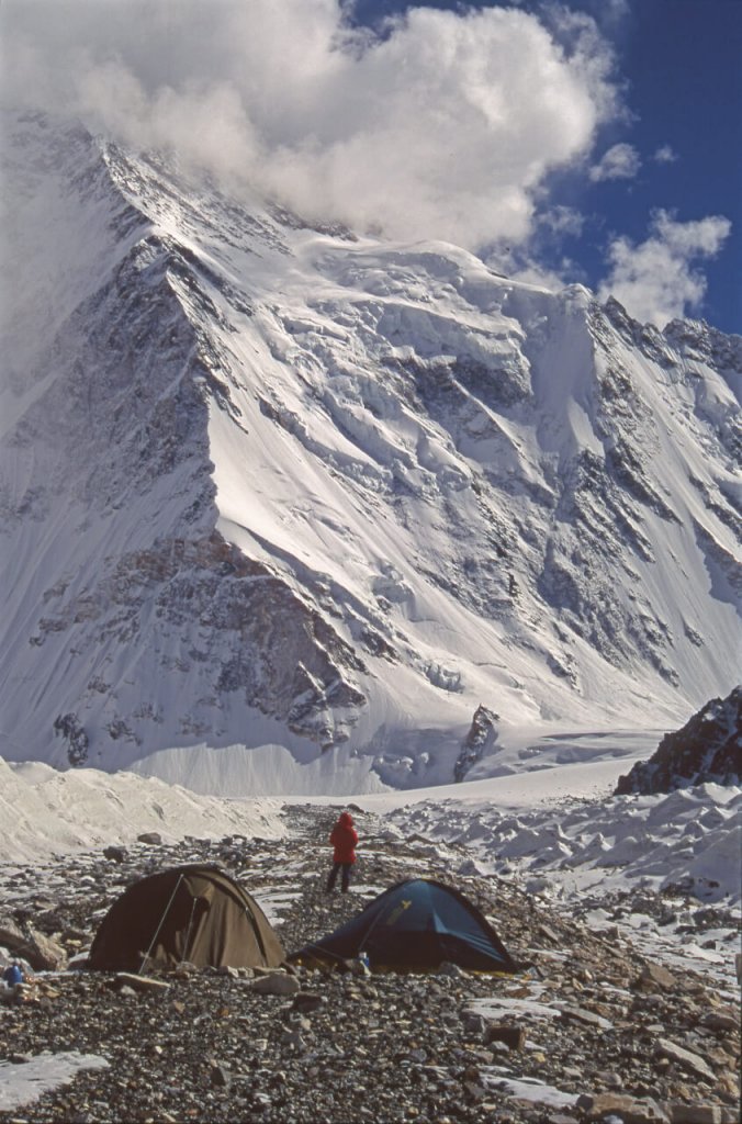 La base de l'éperon Nord du K2 et notre camp à 5100m. 22 septembre 1993.