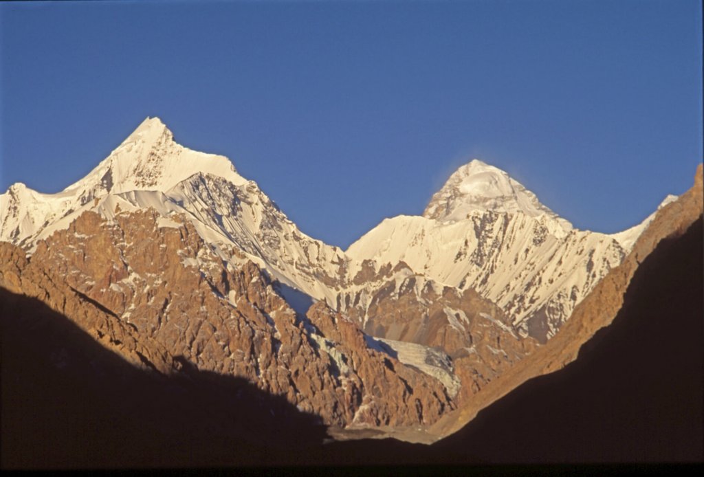 Le K2, à droite, vu de la vallée de la Shaksgam. 5 octobre 1993.