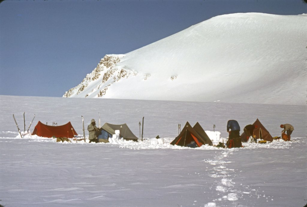 Camp sur le glacier de Képler au pied d'Astronomfjellet. 27 avril 1980