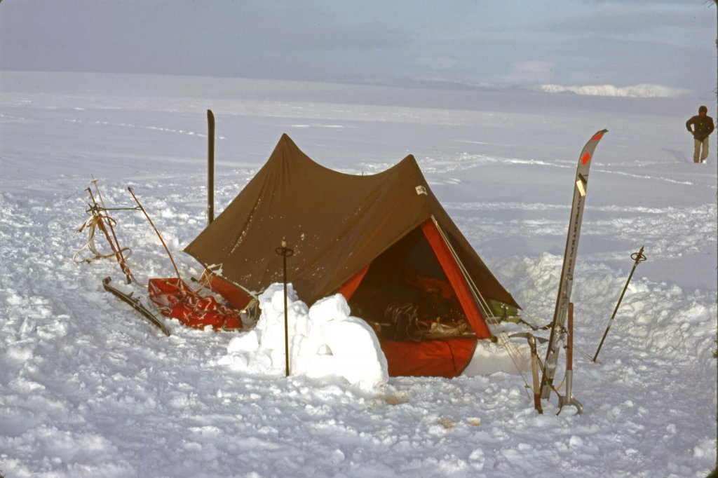 Camp sur la calotte de Lomonossov. Dernière année pour les tentes canadiennes. 26 avril 1980.