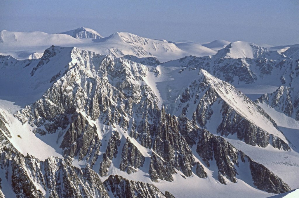 Vue depuis le sommet du Mont Général Perrier. Au fond, à G, le Mont Newton. 2 avril 1985.