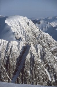 Le sommet de Cérèsfjellet vu du Mont Général Perrier. 2 avril 1985.