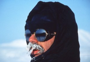 La moustache n'est pas adaptée aux voyages polaires. Henri, 2 avril 1985.