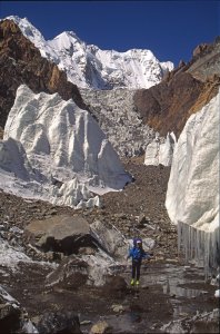 La montée vers le K2 au milieu des pénitents de glace. 21 septembre 1993.