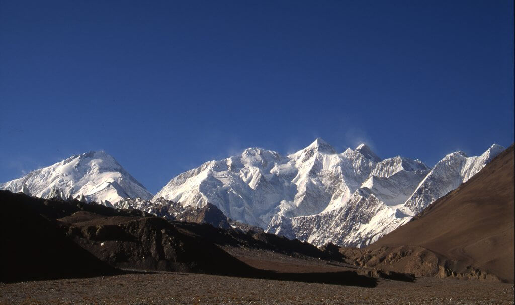 Le versant Nord des Gasherbrum. De G à D: Hidden Peak (G1, 8068m), Gasherbrum 2 (8035m) et 3 (7952m). 5 octobre 1993.Le Broad Peak (8047m) et le K2 (8610m) sont hors photo, à D.