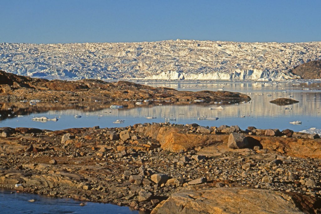 Le front de la calotte de glace vu de la balade au-dessus du camp 9. Nuit du 8 au 9 août 2007. 