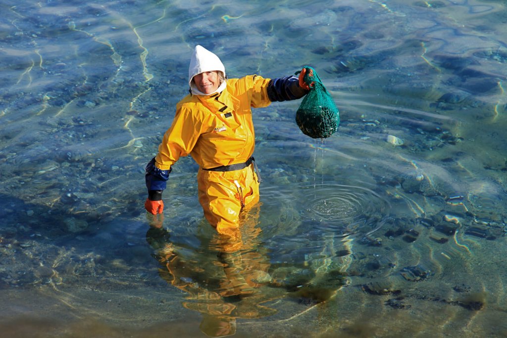 Béatrice revient de la pêche aux moules au camp 13 sur l'île Nako le 13 août 2009.