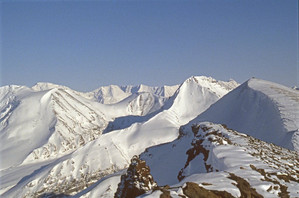Massif de la Snepyramide vu du sommet 1800m. 26 avril 1991.