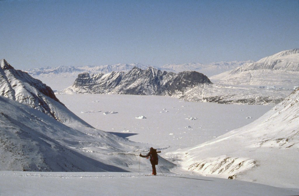 Montée vers la Snepyramide. Au fond, le Karratsfjord. 26 avril 1991.