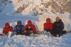 Au camp 8, de G à D: Bernard, Marc, Lubomir, Jacques et Pascal. Philippe a pris la photo - 24 Avril 1984.