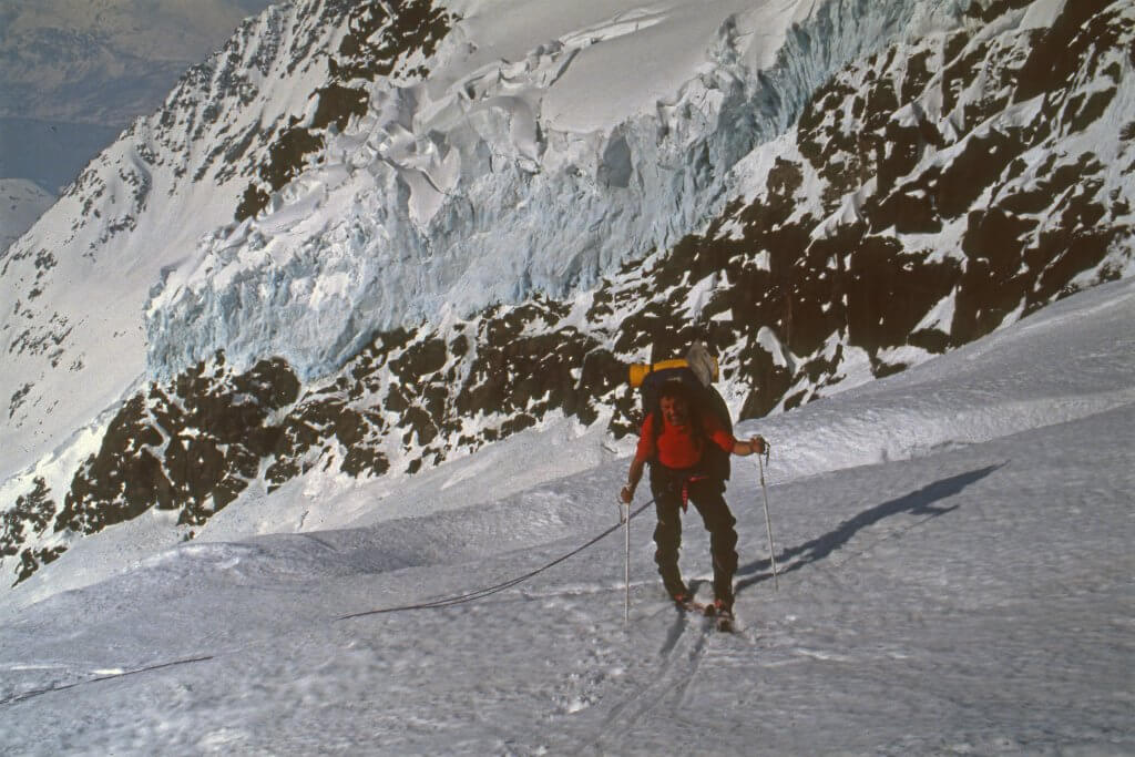 Marc débouche sur le replat glaciaire du Jiekkevarri le 15 avril 1989.