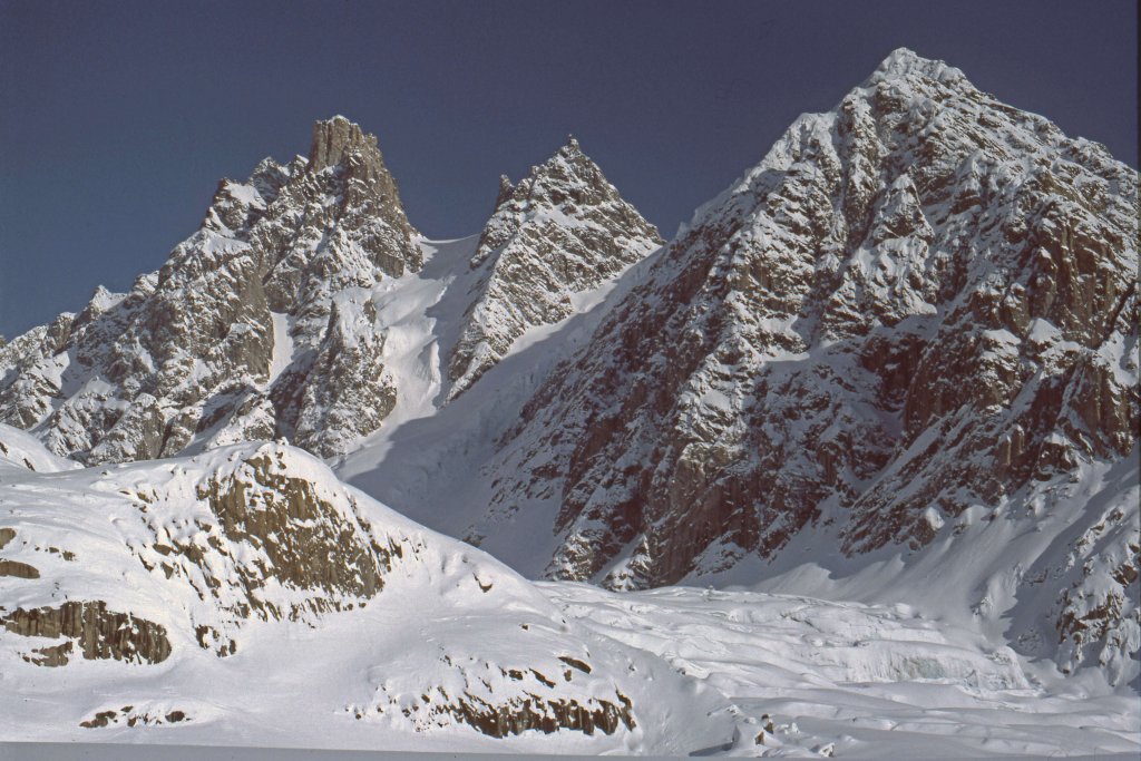Le massif de Beaufort sur la rive droite du glacier de Sefströms - 19 Avril 1984.