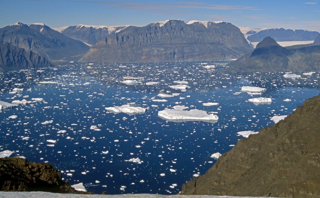 Le Karrat Isfjord vu de la péninsule Akuliaruseq. A D, entrée du fjord de Kangigdleq vers le Rink glacier. Au fond, à D, le glacier Umiamako.