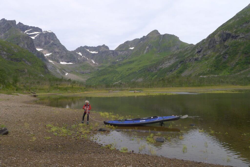 Départ du camp 18 au Vestpollen, extrémité de l'Oksfjord le 11 août 2016. Au fond, le massif de Moysalen.