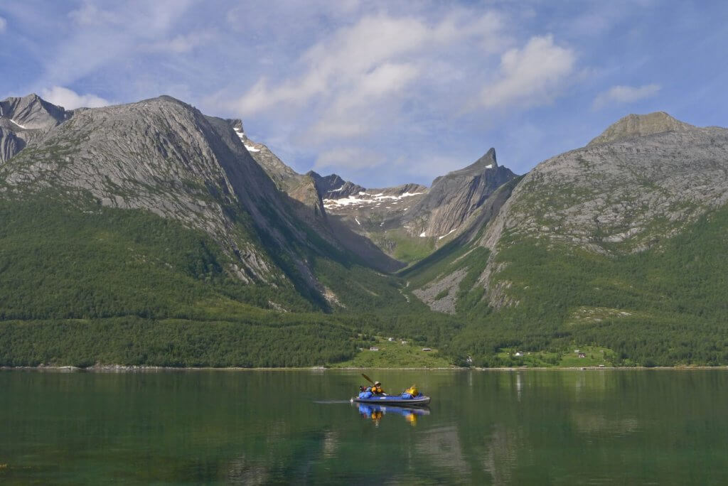 En quittant le camp 8 sur le Tysfjord le 28 juillet 2016. Au fond, le massif du Spisstinden.