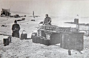 Nettoyage des accumulateurs sur la banquise. Juillet 1895