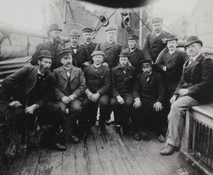 L'équipage au complet sur le pont du Fram après le retour à Christiania en septembre 1896.