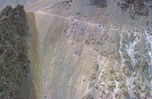 Sentier à la sortie de la gorge de Shimshal. 16 Juillet 1995.