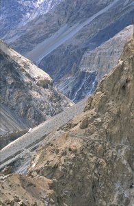 Des sentiers vertigineux dans des gorges grandioses. Vallée de Shimshal, 27 Juillet 1995.