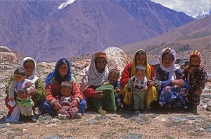 Femmes de Shimshal et leurs enfants à l'alpage de Shuwari (4500m). 22 Juillet 1995.