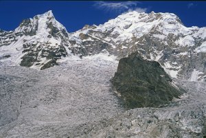 Le Sérac Peak (à G) et le Yermanendu Kangri (7163m) vus de la vallée de Gondokhoro le 16 août 1995.